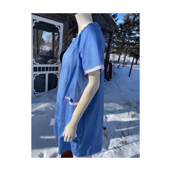 80s Chambray Full Zip House Dress Robe Blue Pink Satin Trim Patch Pocket - Picture 3 of 9